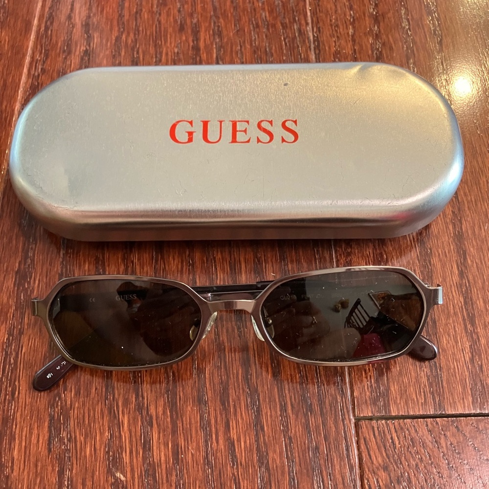 Y2K 2000s Guess Geometric Small Sunglasses GU216 flat out BRN